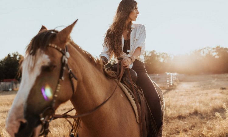 Shooting photo avec cheval dans un ranch western